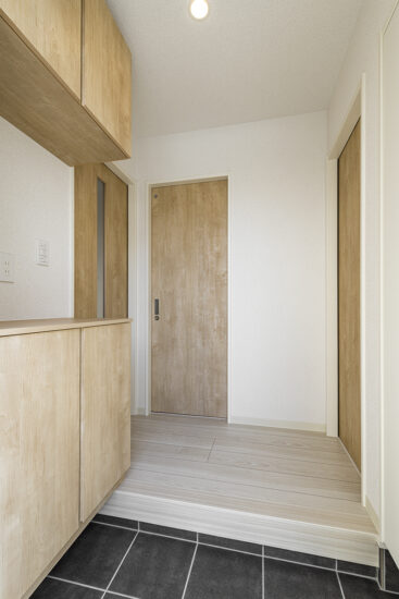 愛知県豊田市の一戸建て賃貸住宅2LDKC棟：シューズボックス付きのナチュラルな玄関