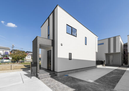 愛知県豊田市の一戸建て賃貸住宅A棟：玄関に目隠しが付いたプライバシーに配慮されたデザイン