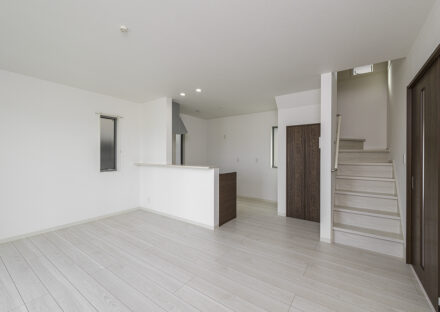 名古屋市東区の約60坪の土地に建つ戸建賃貸B棟：キッチン横に収納付きリビング階段のあるLDK