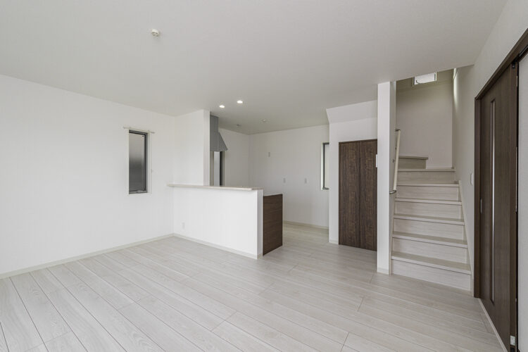 名古屋市東区の約60坪の土地に建つ戸建賃貸B棟:キッチン横に収納付きリビング階段のあるLDK