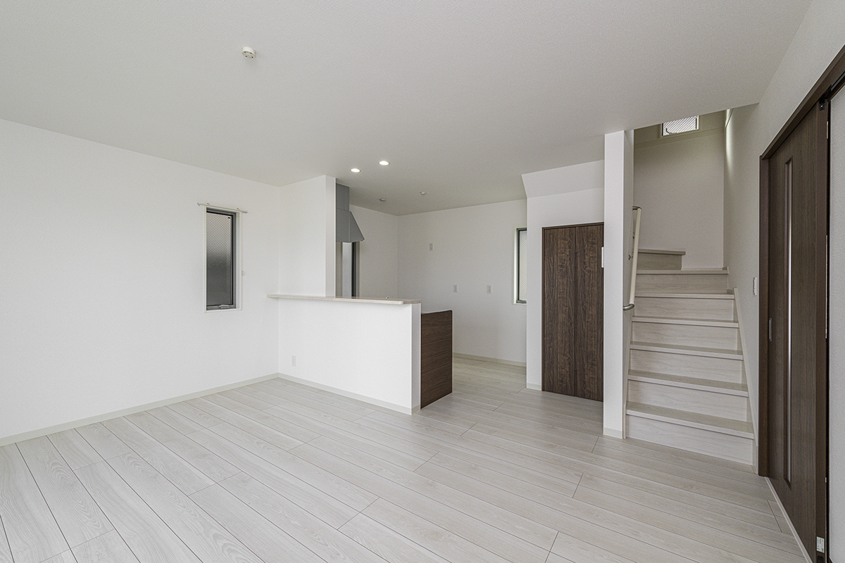 名古屋市東区の約60坪の土地に建つ戸建賃貸B棟:キッチン横に収納付きリビング階段のあるLDK