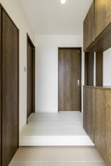 名古屋市東区の約60坪の土地に建つ戸建賃貸B棟:シューズボックス付きの玄関ホール