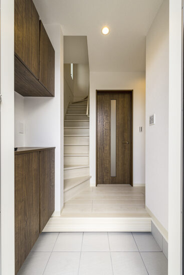 名古屋市東区の約60坪の土地に建つ戸建賃貸A棟:2階への階段がある玄関