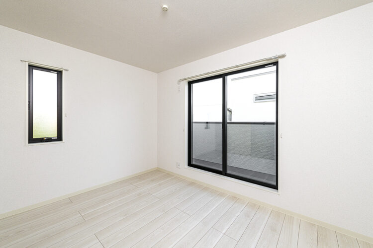 愛知県豊田市の一戸建て賃貸住宅2LDKA棟：ベランダ付きの明るい洋室