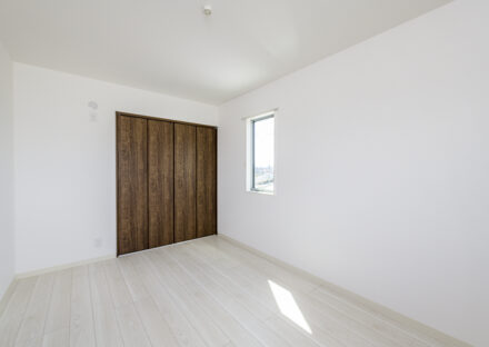 名古屋市東区の約60坪の土地に建つ戸建賃貸A棟:シンプルなデザインの洋室