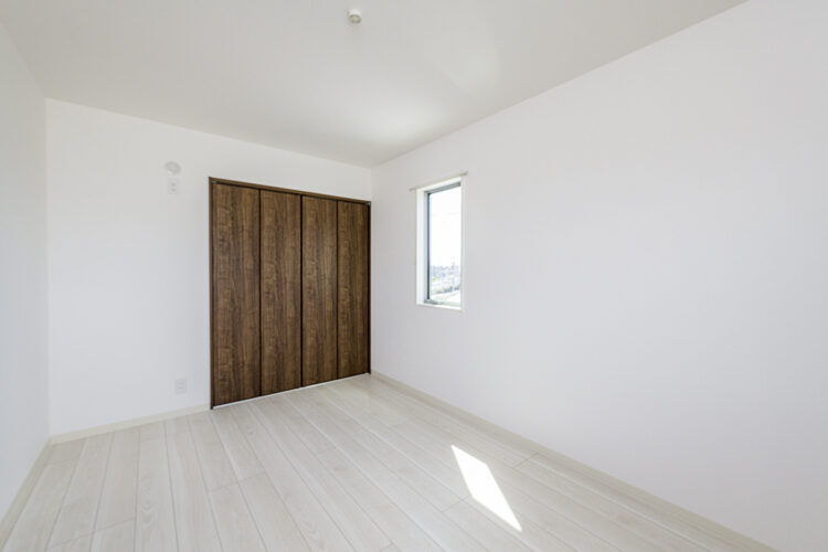 名古屋市東区の約60坪の土地に建つ戸建賃貸A棟:シンプルなデザインの洋室