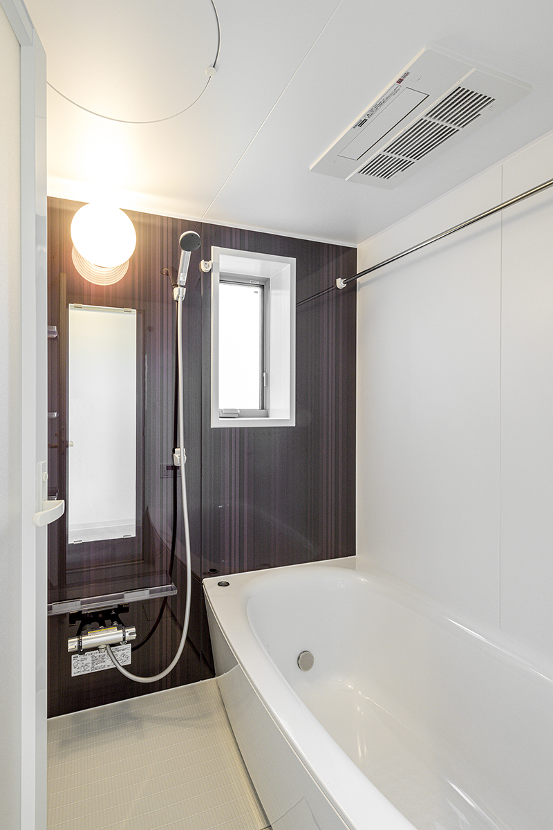 名古屋市東区の約60坪の土地に建つ戸建賃貸B棟:窓のある明るいバスルーム