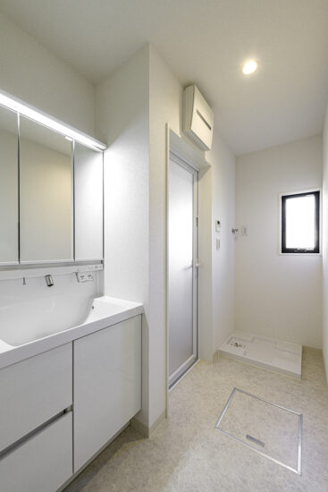 愛知県豊田市の一戸建て賃貸住宅2LDKA棟：鏡裏収納の付いた洗面台のある洗面室