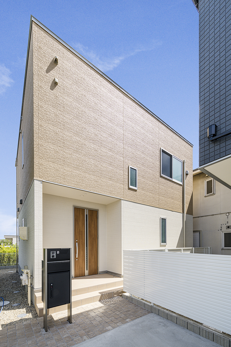 名古屋市東区の約60坪の土地に建つ戸建賃貸B棟:上部のナチュラルな外壁サイディングが特徴の外観デザイン