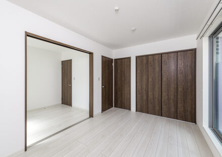 名古屋市東区の約60坪の土地に建つ戸建賃貸A棟:繋げて使える2階洋室にはそれぞれクローゼット付き