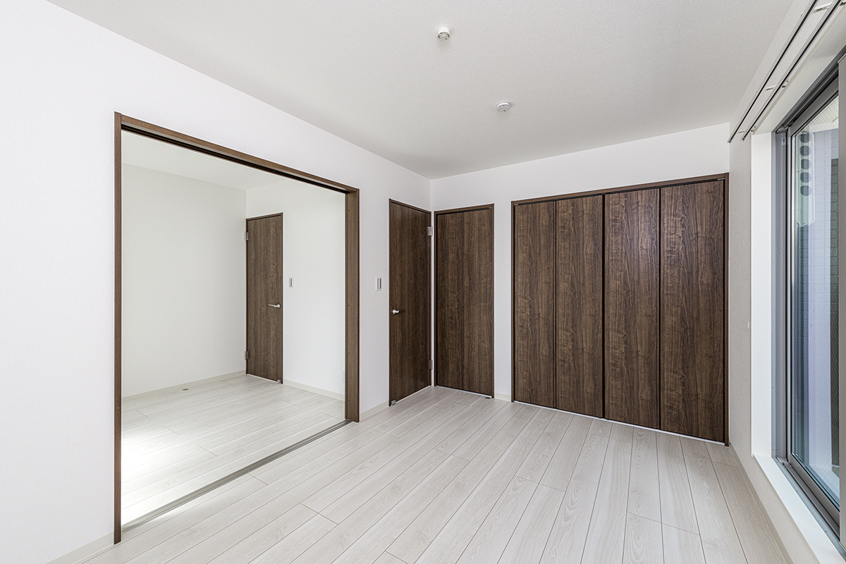 名古屋市東区の約60坪の土地に建つ戸建賃貸A棟:繋げて使える2階洋室にはそれぞれクローゼット付き