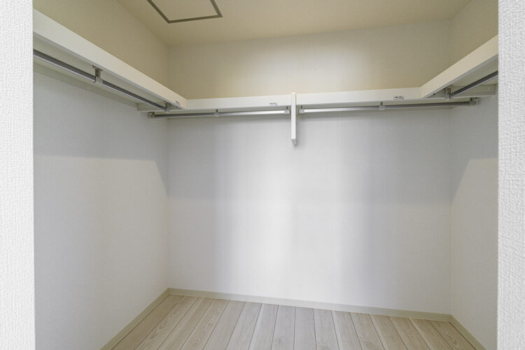 名古屋市東区の約60坪の土地に建つ戸建賃貸B棟:ハンガーパイプが3か所についたウォークインクローゼット