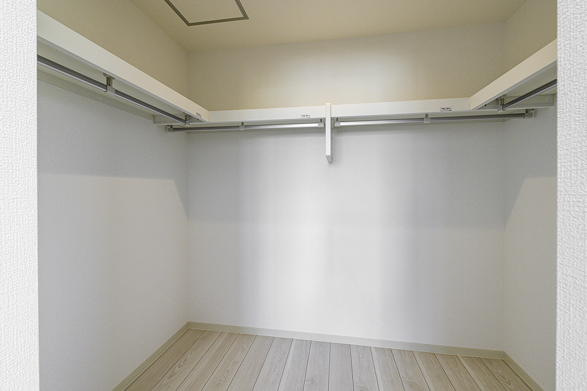 名古屋市東区の約60坪の土地に建つ戸建賃貸B棟:ハンガーパイプが3か所についたウォークインクローゼット