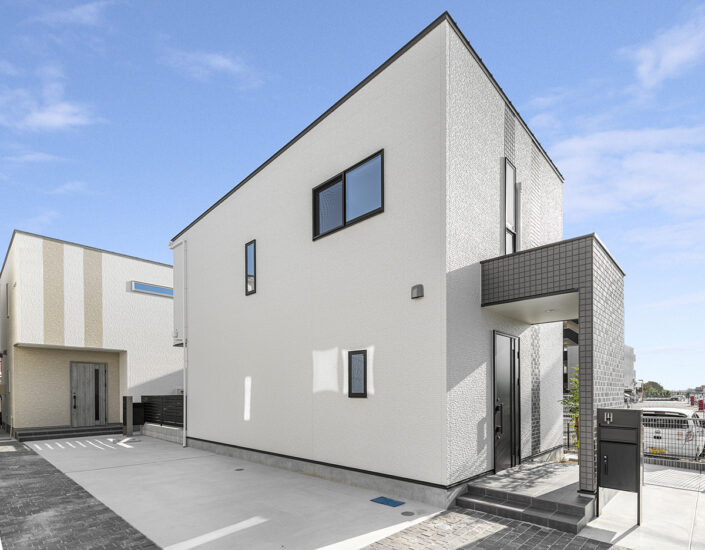 愛知県豊田市の一戸建て賃貸住宅2LDKB棟：A棟の反転デザインの色違い。宅配ボックス付き