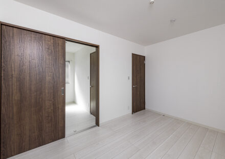 名古屋市東区の約60坪の土地に建つ戸建賃貸B棟:2階洋室のドアで繋がる2部屋