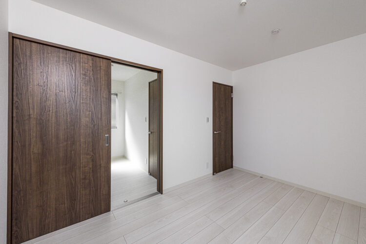 名古屋市東区の約60坪の土地に建つ戸建賃貸B棟:2階洋室のドアで繋がる2部屋