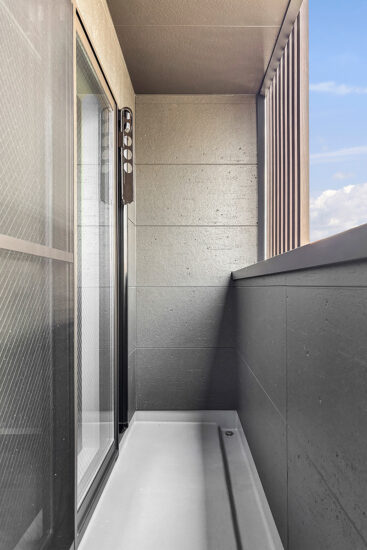 名古屋市名東区の約80坪の土地の物干しの金具付きのバルコニーの施工例