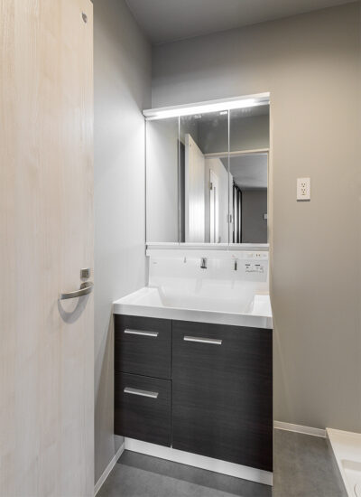 名古屋市名東区の約80坪の土地の黒と白のスタイリッシュな洗面台の施工例