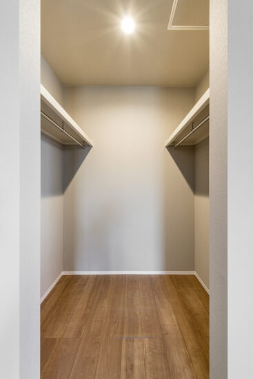 名古屋市名東区の約80坪の土地の両サイドにハンガーパイプの付いた大容量のウォークインクローゼットの施工例