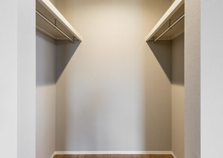 名古屋市名東区の約80坪の土地の両サイドにハンガーパイプの付いた大容量のウォークインクローゼットの施工例