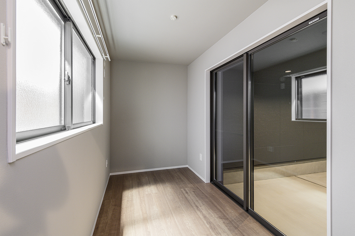 名古屋市名東区の約80坪の土地のガレージ奥の荷物を置いたり自由に使用できるフリースペースの施工例