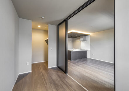 名古屋市名東区の約80坪の土地のLDKの扉を開けると広さを感じるウォークインクローゼット付き洋室の施工例