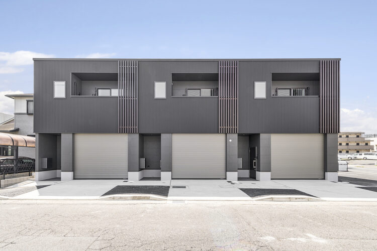 名古屋市名東区の約80坪の土地のビルトインガレージの横に玄関あるメゾネットアパート施工例