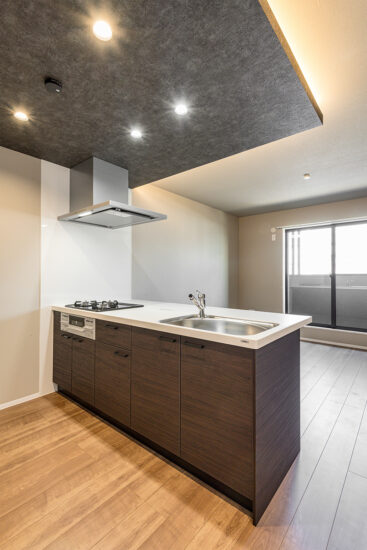 名古屋市名東区の約80坪の土地のおしゃれな3口コンログリル付きオープンキッチンの施工例