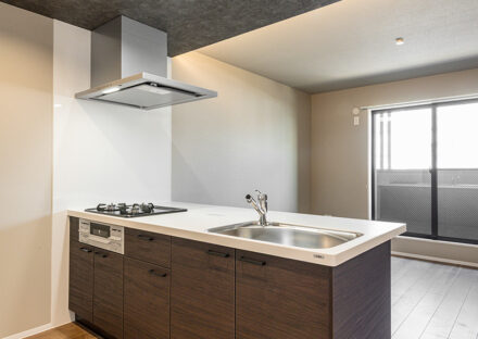 名古屋市名東区の約80坪の土地のおしゃれな3口コンログリル付きオープンキッチンの施工例