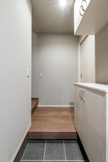 名古屋市名東区の約80坪の土地のガレージ奥のシューズボックス付き玄関ホールの施工例