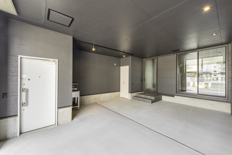 名古屋市名東区の約80坪の土地のビルトインガレージの中には手洗い場、EV電源も対応した施工例