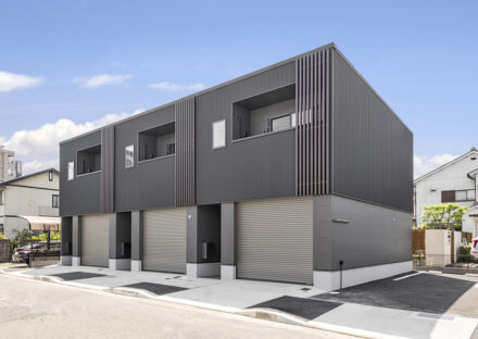名古屋市名東区の約80坪の土地のガルバリウム鋼板の外壁が印象的、カッコよさを追求したガレージ賃貸の施工例