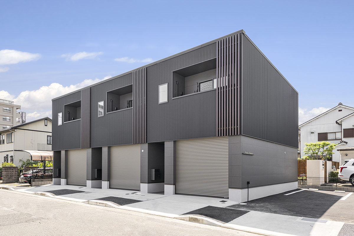 名古屋市名東区の約80坪の土地のガルバリウム鋼板の外壁が印象的、カッコよさを追求したガレージ賃貸の施工例