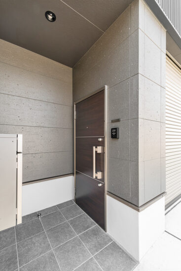 名古屋市名東区の約80坪の土地のスタイリッシュなデザインの玄関ドアの施工例