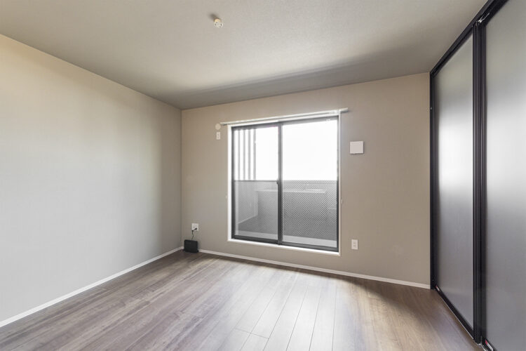 名古屋市名東区の約80坪の土地のバルコニーの付いたリビングダイニングの施工例