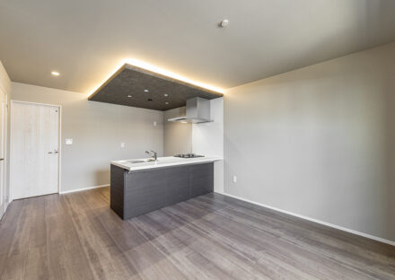 名古屋市名東区の約80坪の土地のキッチン上の間接照明がおしゃれなLDKの施工例