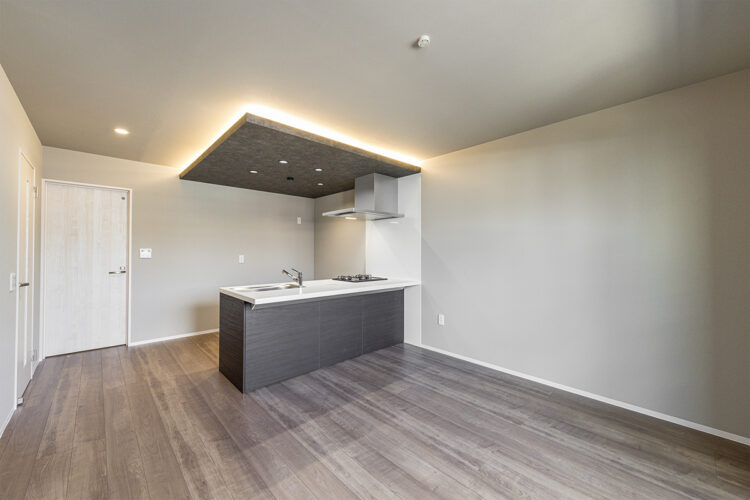 名古屋市名東区の約80坪の土地のキッチン上の間接照明がおしゃれなLDKの施工例