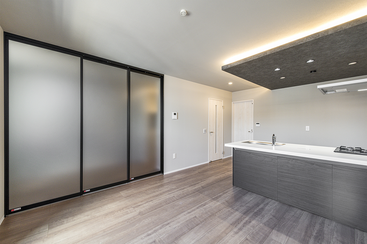 名古屋市名東区の約80坪の土地のLDKと洋室の仕切りがおしゃれなドアの施工例