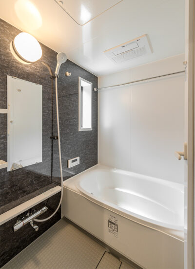 名古屋市名東区の約80坪の土地の窓付きの明るいバスルームの施工例