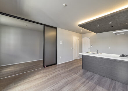 名古屋市名東区の約80坪の土地の洋室とLDKはドアを開けると広く使用可