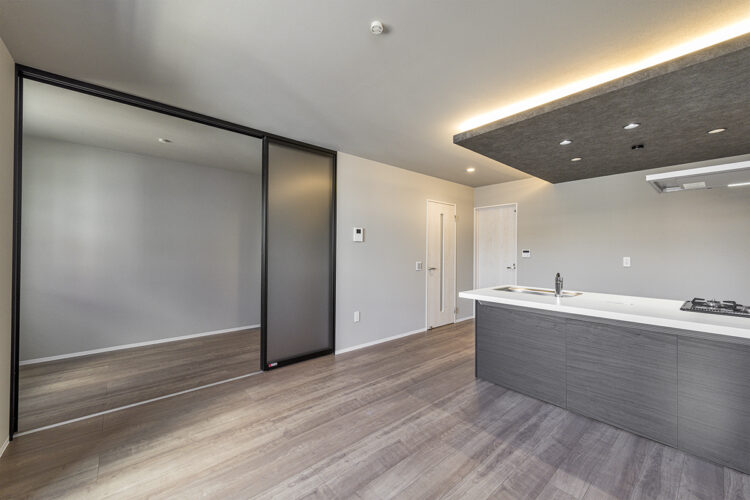 名古屋市名東区の約80坪の土地の洋室とLDKはドアを開けると広く使用可