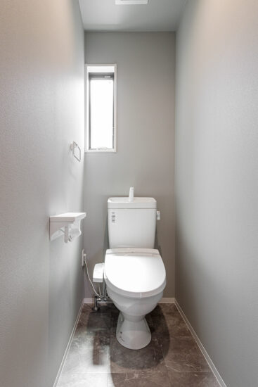 名古屋市名東区の約80坪の土地の窓があり明るいシンプルなトイレの施工例