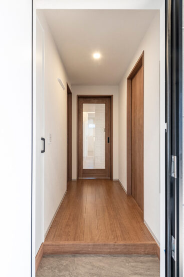 名古屋市北区の約60坪の土地の木造3階建てアパートのLDKからの光が入る明るい玄関ホール