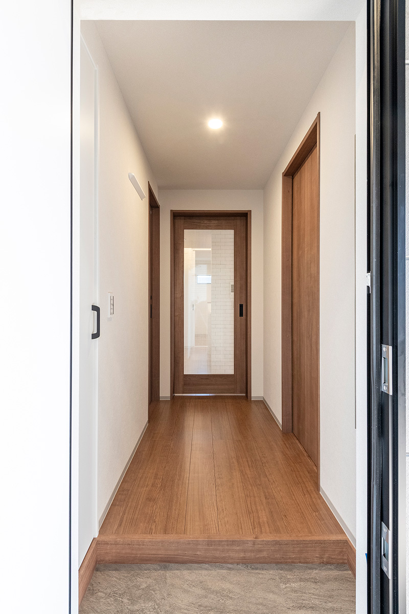 名古屋市北区の約60坪の土地の木造3階建てアパートのLDKからの光が入る明るい玄関ホール