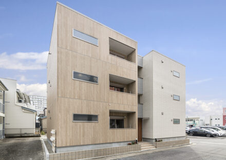 名古屋市北区のやわらかい木目調でナチュラルな雰囲気を演出した外観デザインの木造3階建てアパート