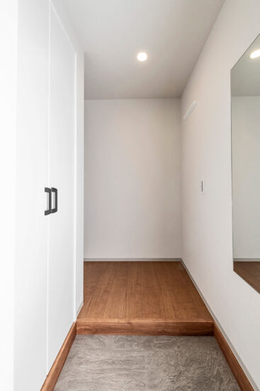 名古屋市北区の約60坪の土地の木造3階建てアパートの姿見の付いたすっきりとしたデザインの玄関ホール