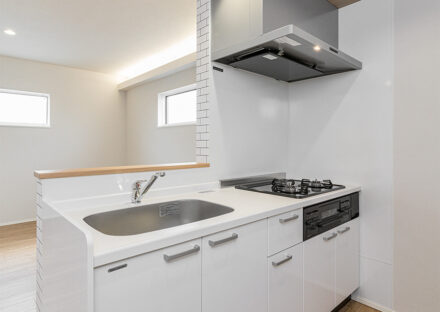 名古屋市北区の木造3階建てアパートのナチュラルな雰囲気に調和した白色の3口コンログリル付キッチン