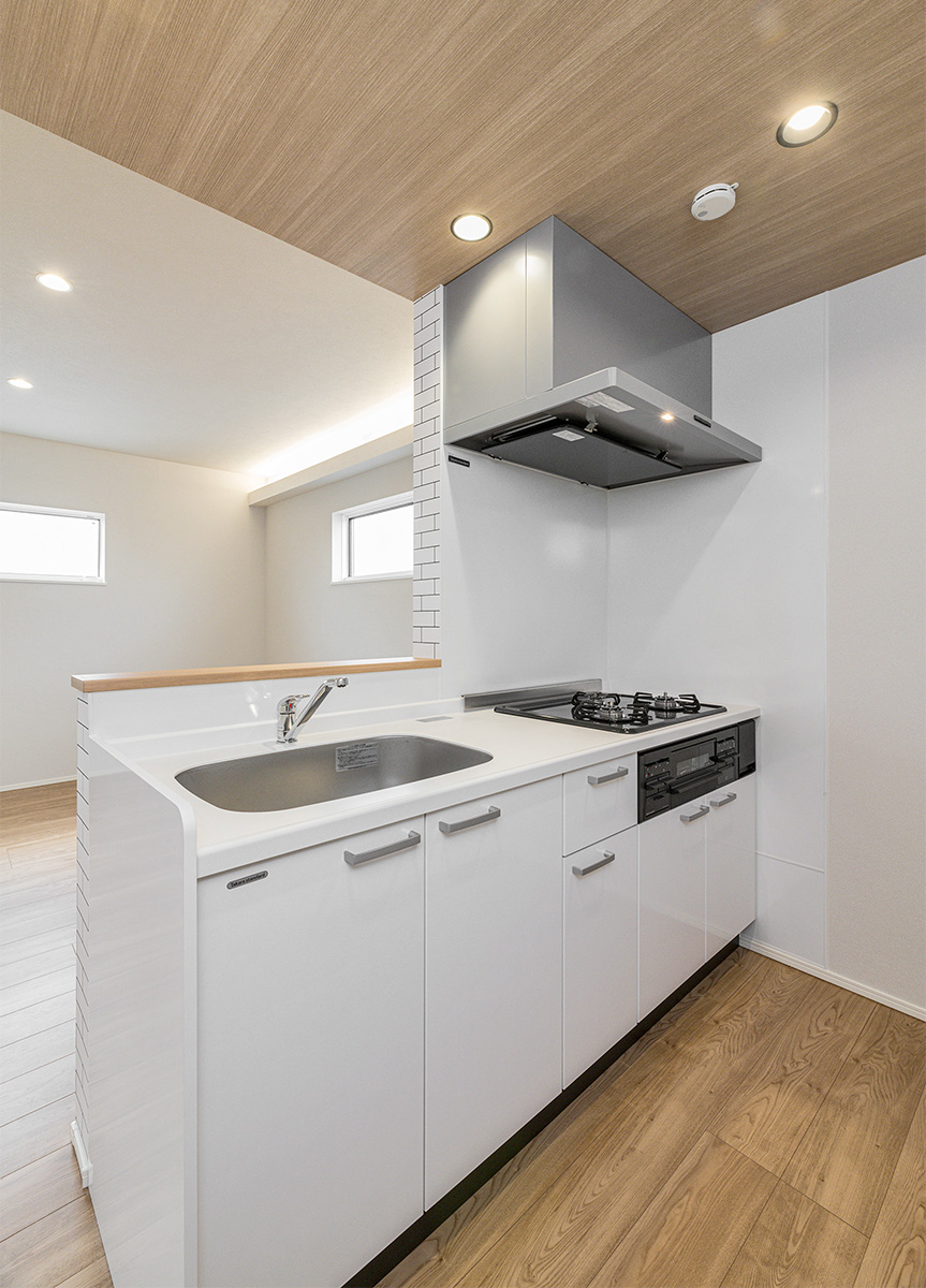 名古屋市北区の木造3階建てアパートのナチュラルな雰囲気に調和した白色の3口コンログリル付キッチン