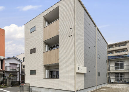 名古屋市北区の角地を活かした採光と、インナーバルコニーのあるデザインの木造3階建てアパート