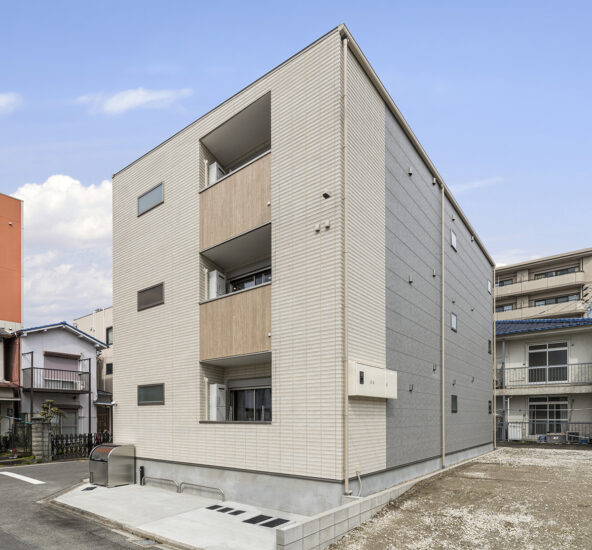 名古屋市北区の角地を活かした採光と、インナーバルコニーのあるデザインの木造3階建てアパート